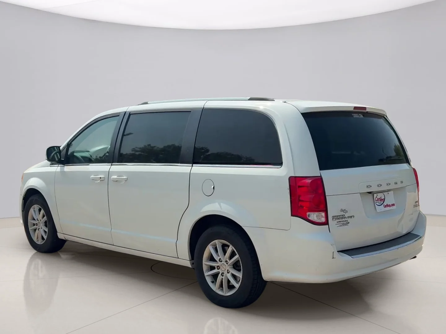 Used 2018 White Dodge SXT image 3