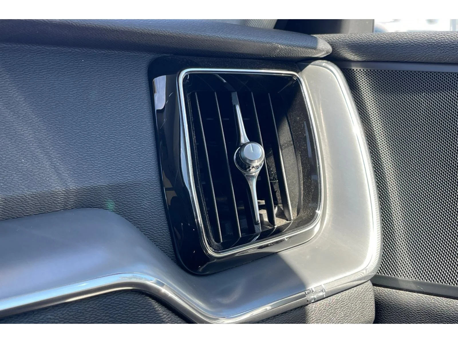 Used 2018 Ice White Volvo Momentum image 31