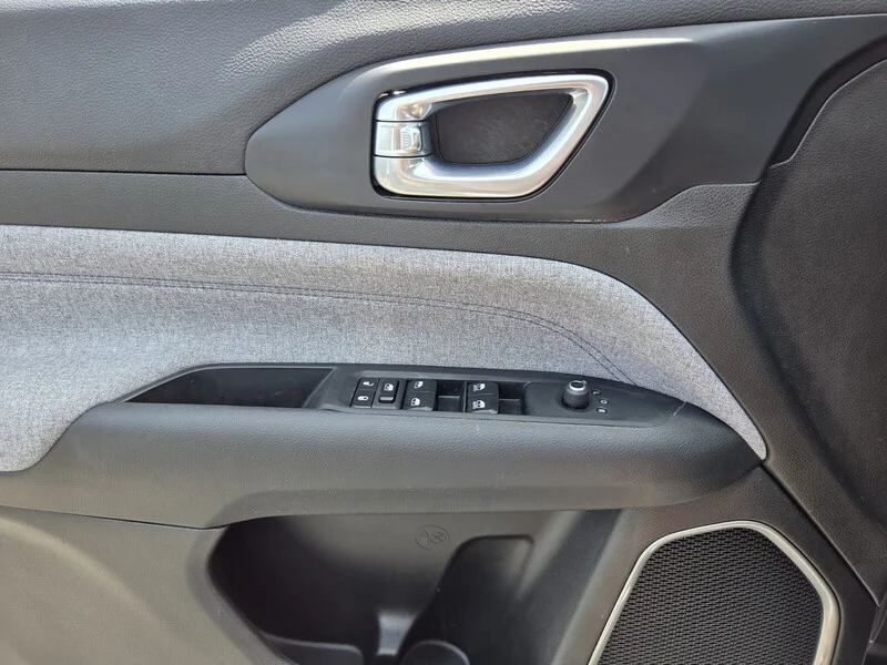 Used 2024 Silver Zynith Metallic Clearco JEEP LATITUDE image 28