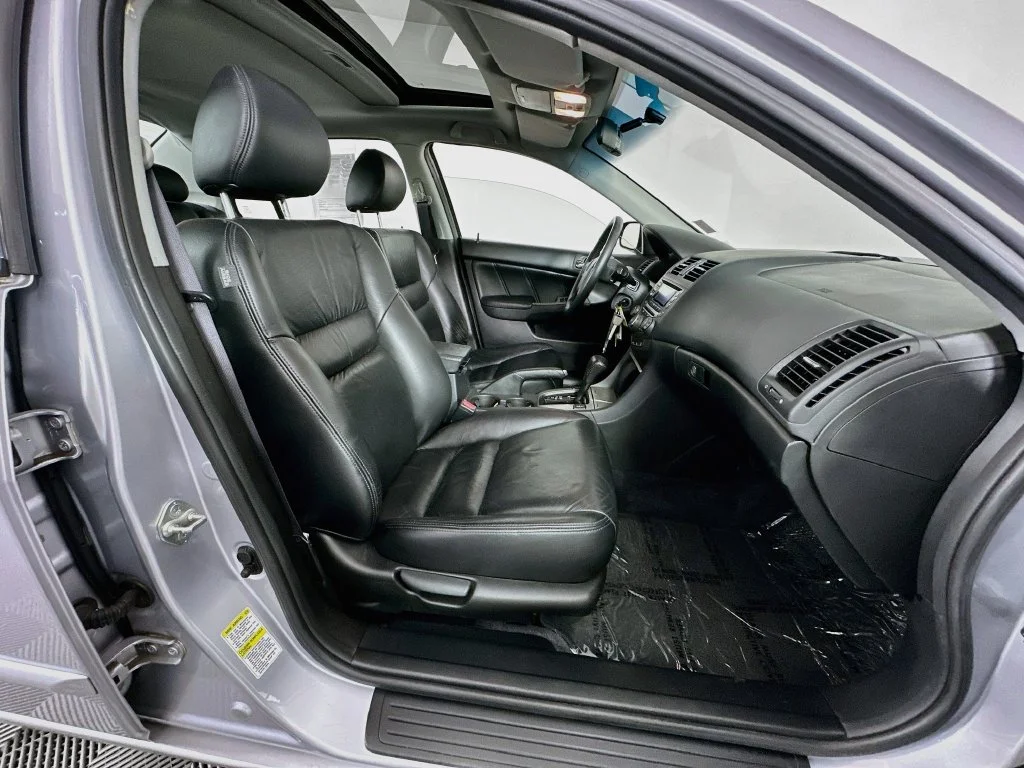 Used 2005 Silver Frost Metallic Honda EX-L image 27
