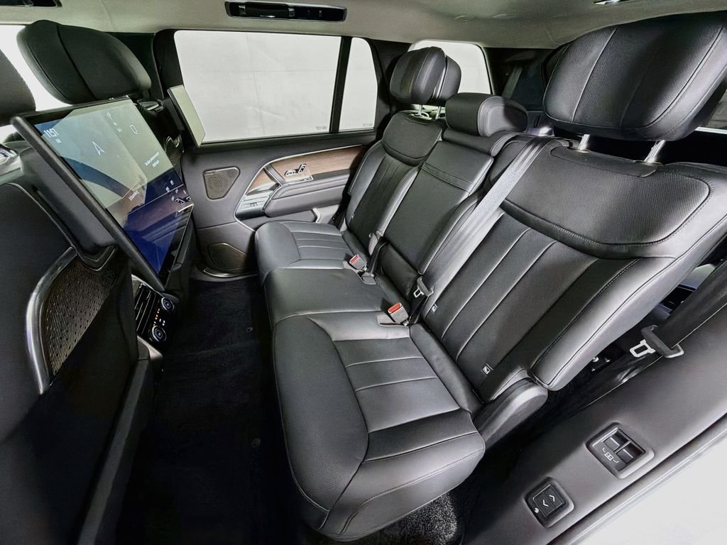 Used 2025 Ostuni Pearl Wht Prem Met Land Rover Autobiography image 26