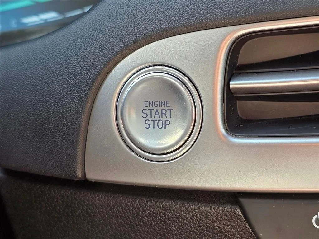 Used 2025 Silver Hyundai SEL image 18
