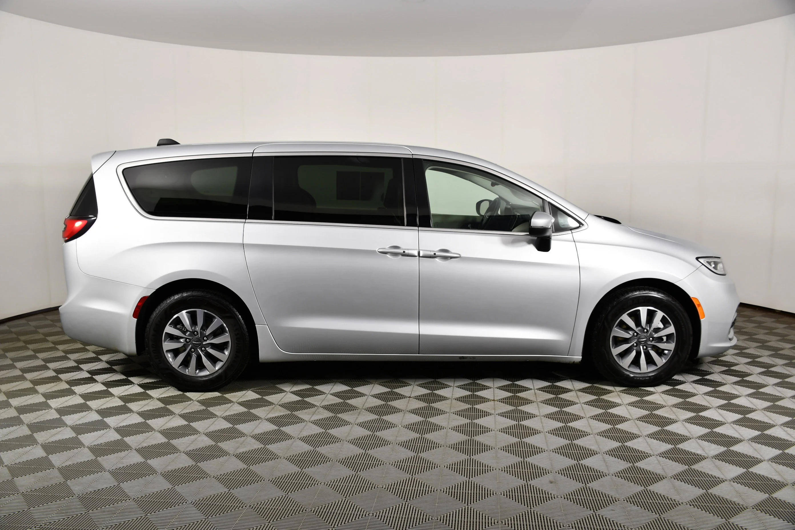 Used 2023 Silver Mist Clearcoat Chrysler Hybrid Touring L image 5