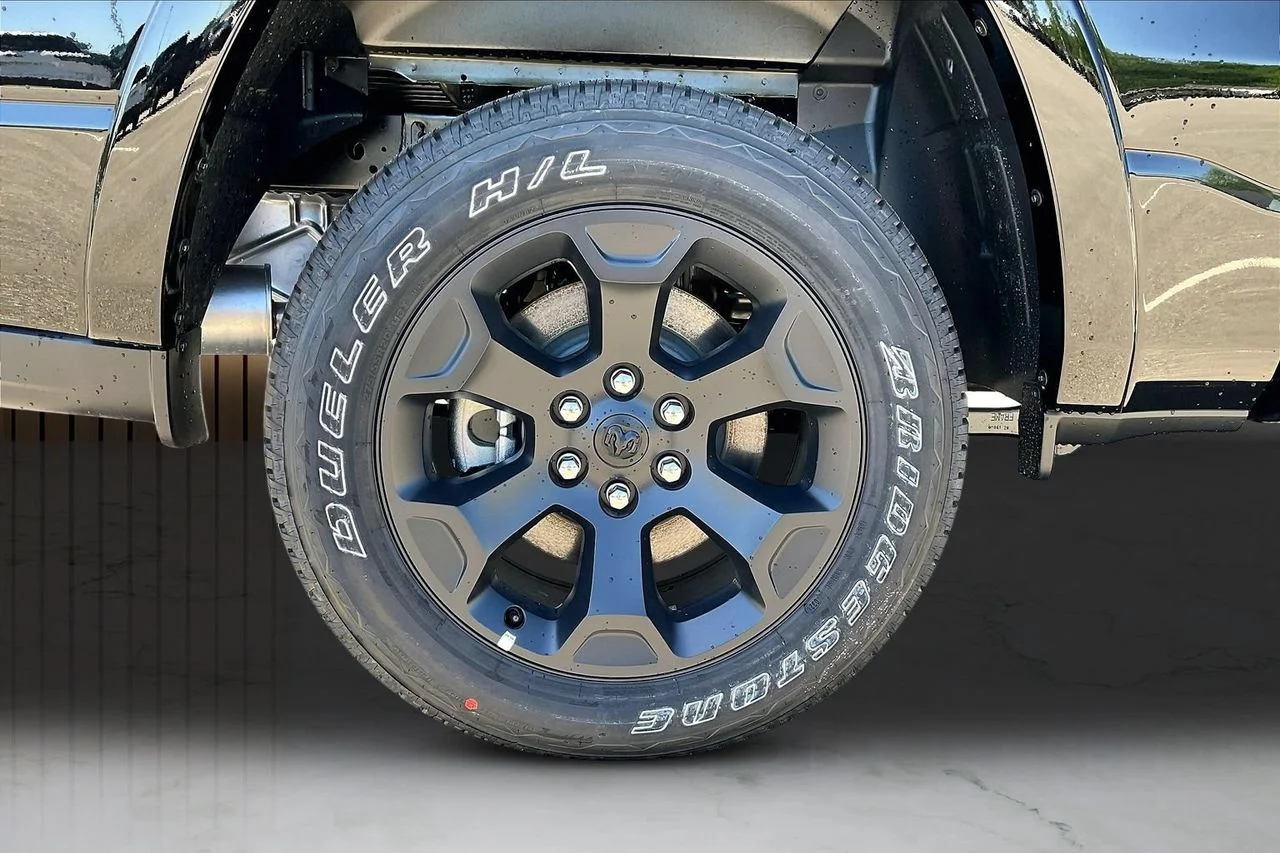 New 2026 Diamond Black Crystal Pearl-Coat Exterior Paint RAM Big Horn/Lone Star image 35
