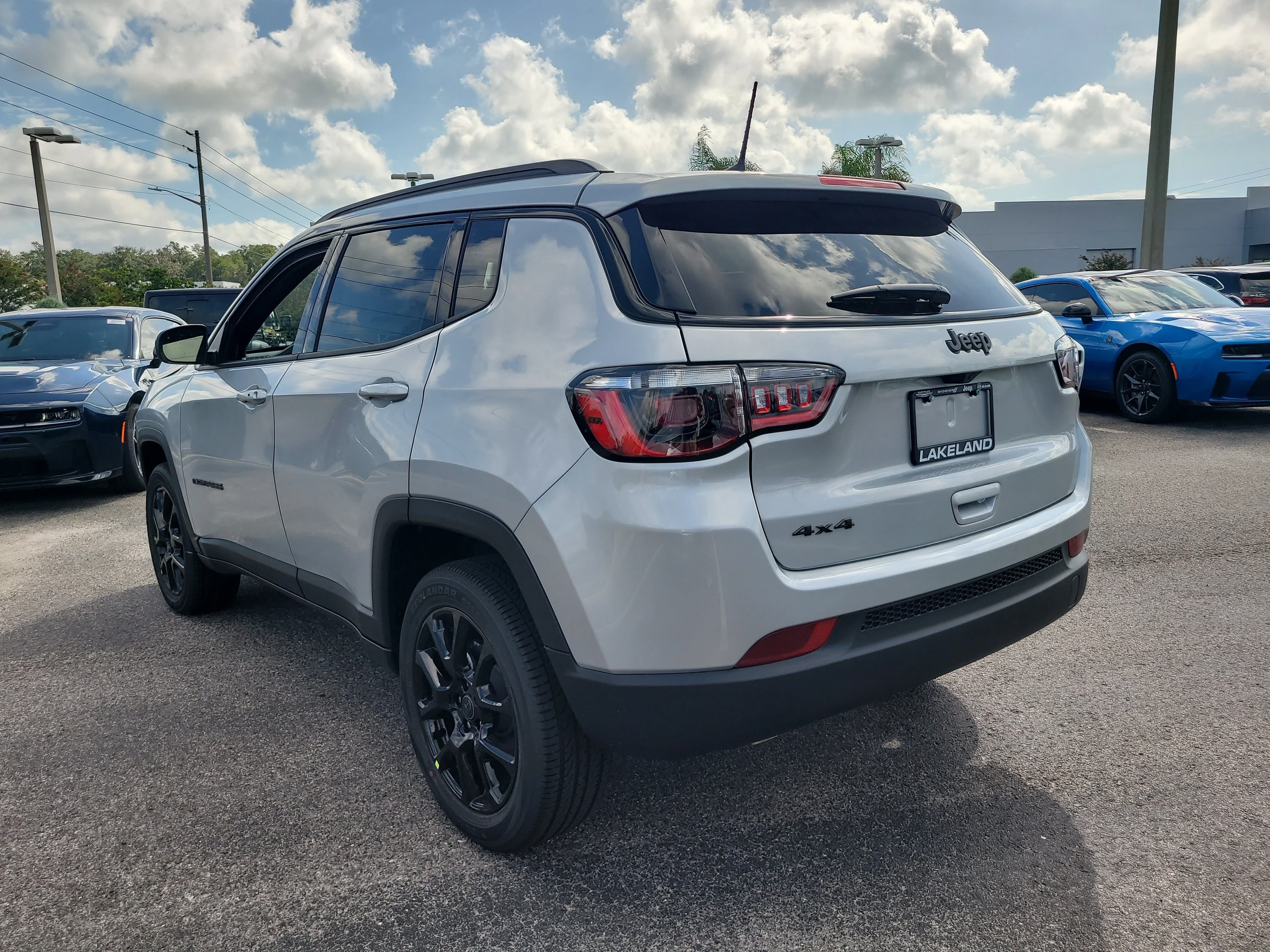New 2026 Silver Zynith Metallic Clearcoat Jeep Latitude image 8