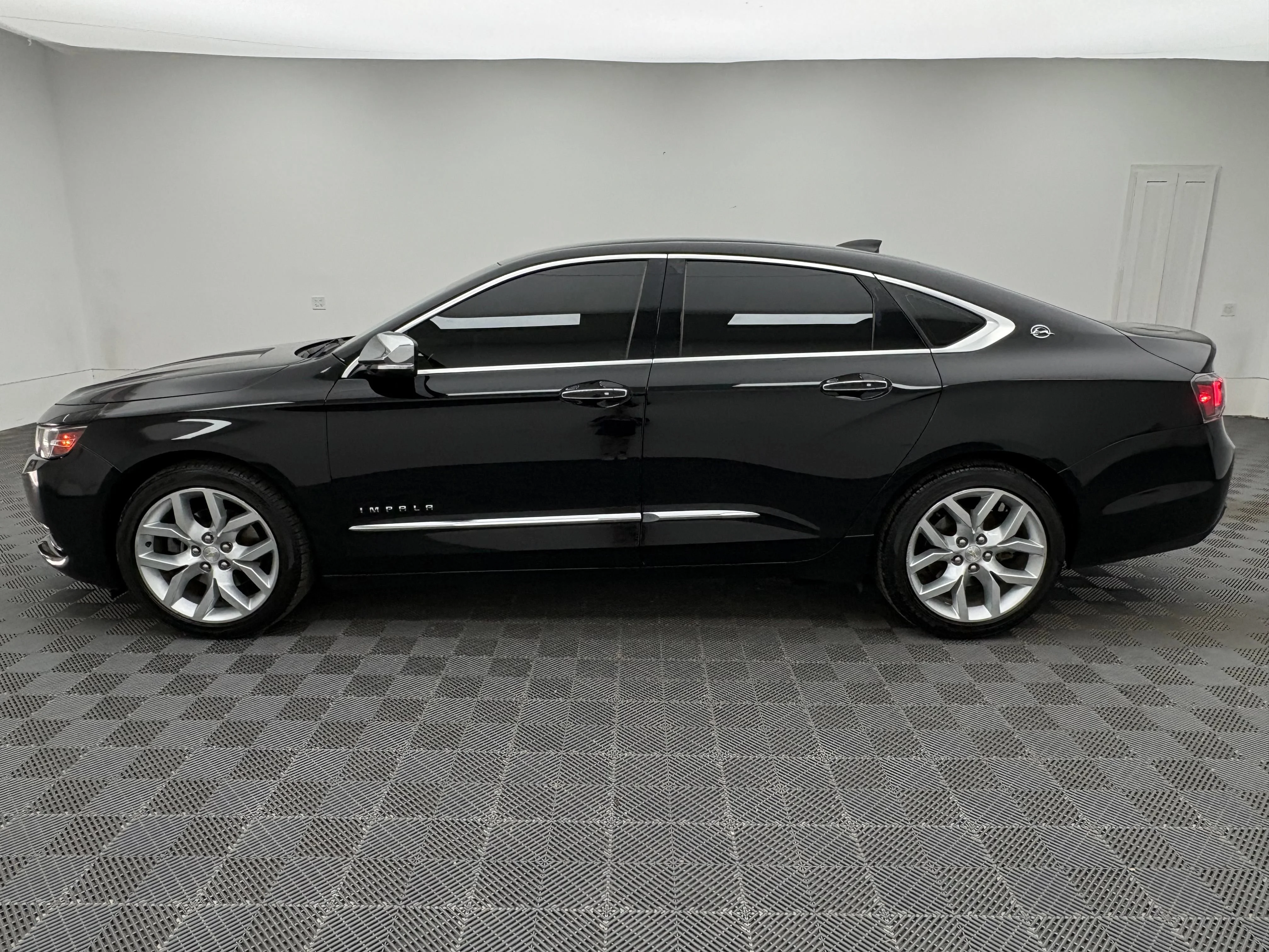 Used 2018 BLACK Chevrolet Premier image 13