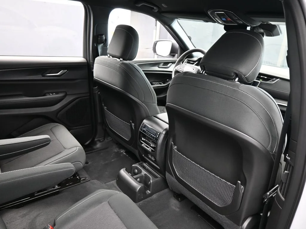 New 2026 Bright White Clear-Coat Exterior Paint Jeep Laredo image 38
