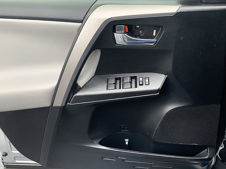 Used 2018 Silver Sky Metallic Toyota XLE image 9