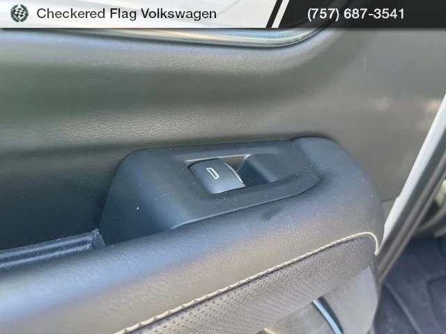 Used 2023 Iridescent Pearl Tricoat Chevrolet Premier image 39