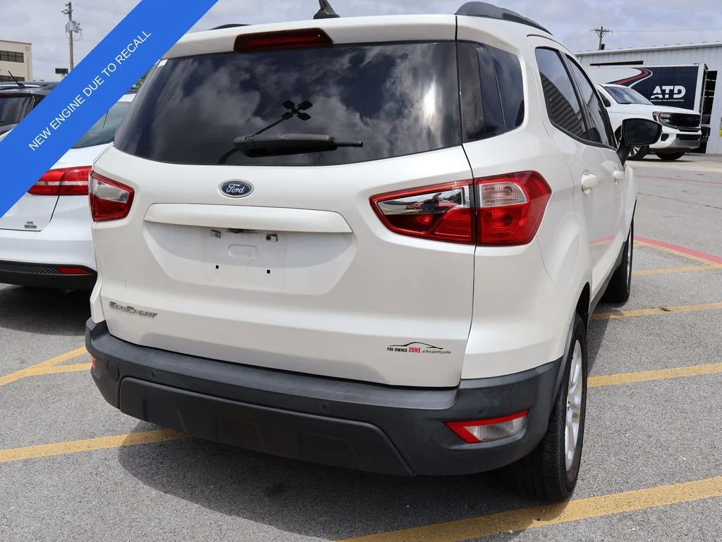 Used 2018 White Platinum Clearcoat Metallic Ford SE image 17
