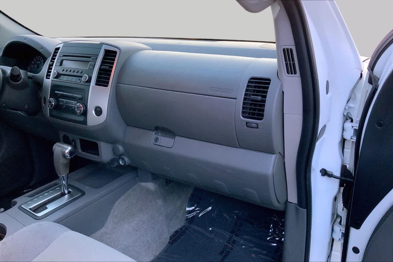 Used 2015 Glacier White Nissan S image 16