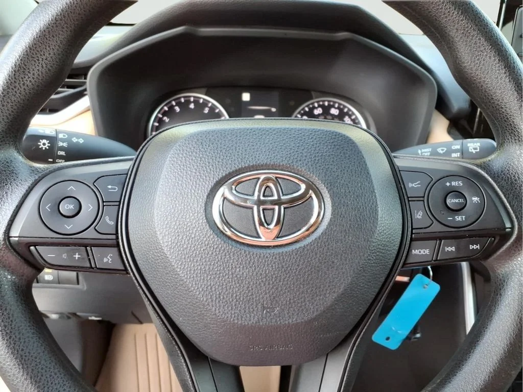 Used 2022 White Toyota LE image 10