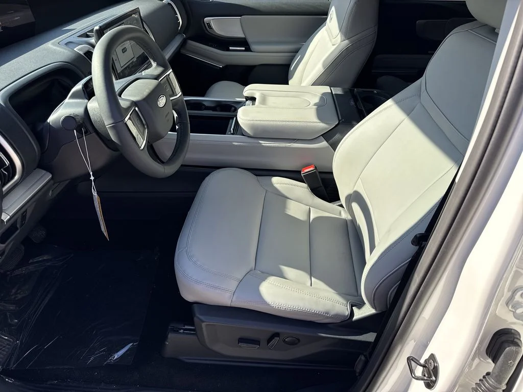 New 2026 Star White Metallic Tri-Coat Ford Active image 9