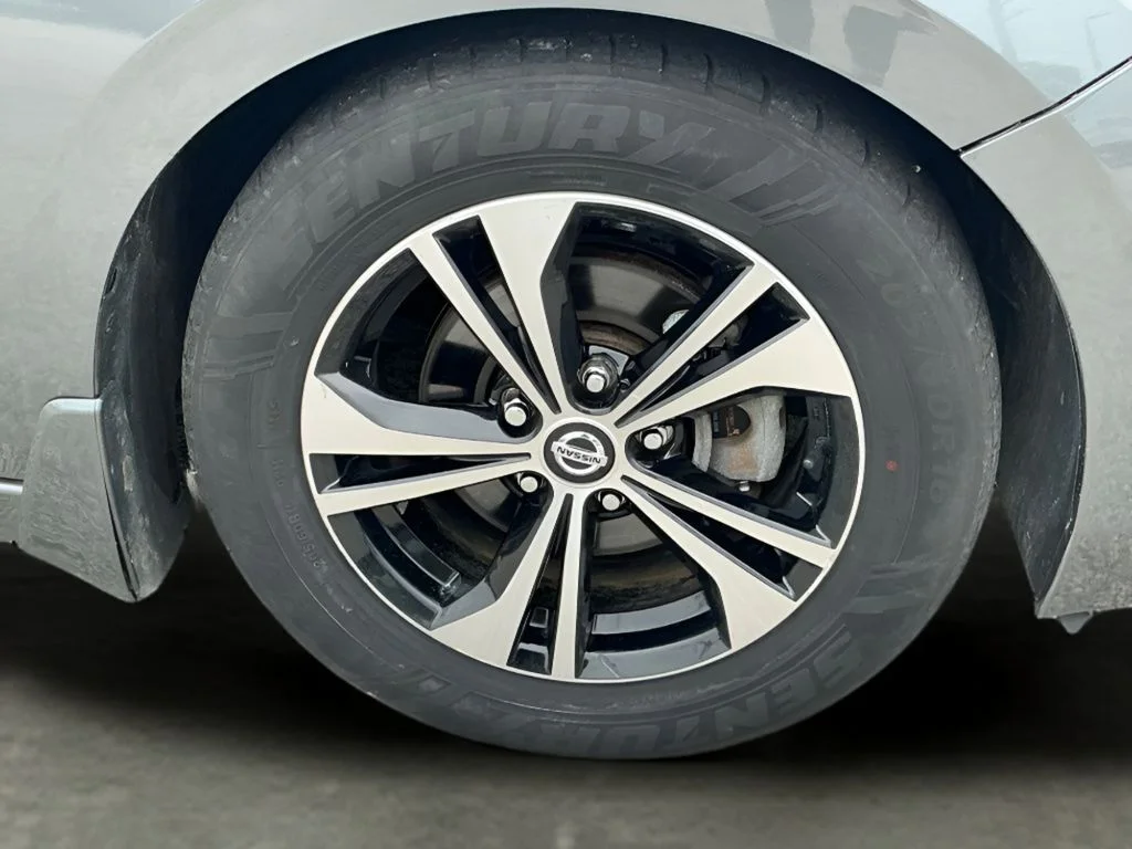 Used 2022 Gray Nissan SV image 11