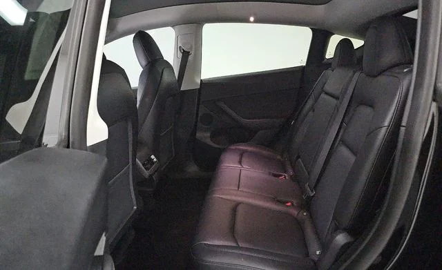 Used 2022  Tesla Long Range image 17
