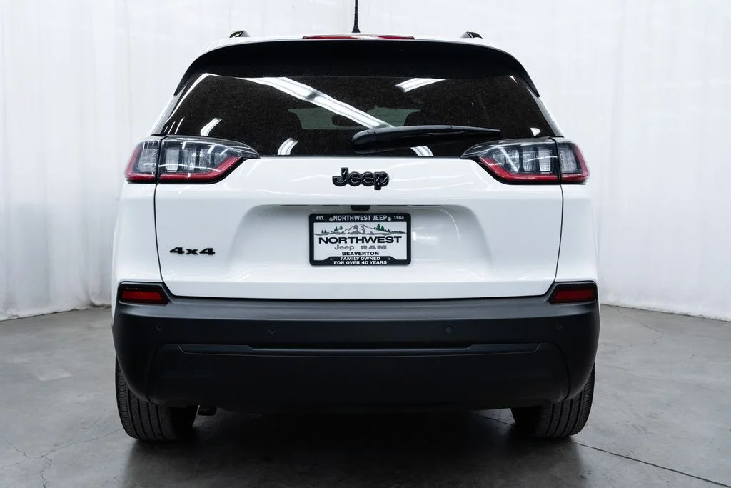 Used 2023 White Jeep Altitude image 5