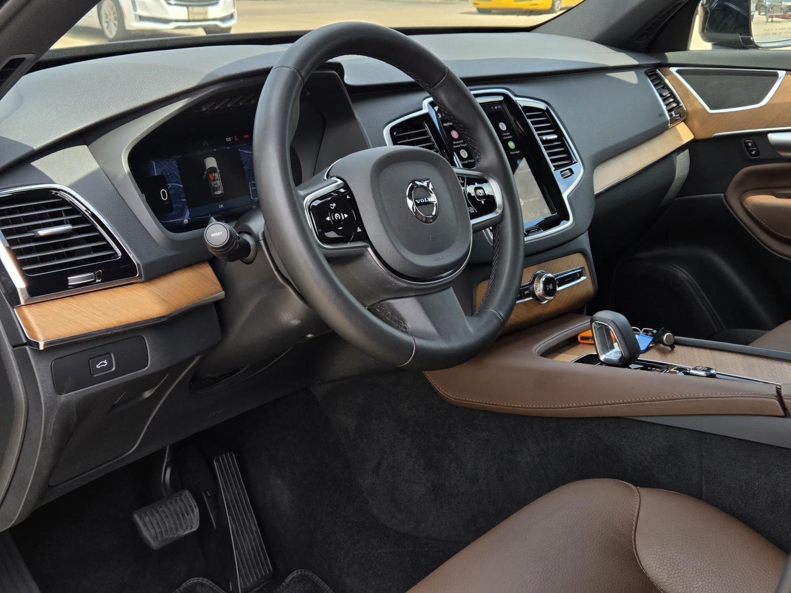 Used 2024 Onyx Black Metallic Volvo Plus Bright Theme image 34