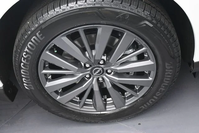 New 2026 Everest White Pearl TriCoat Nissan SL image 32