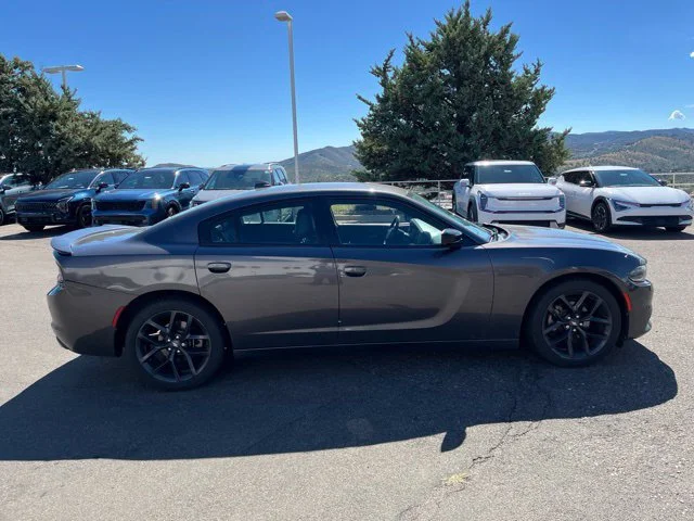 Used 2022 Granite Pearlcoat Dodge SXT image 6