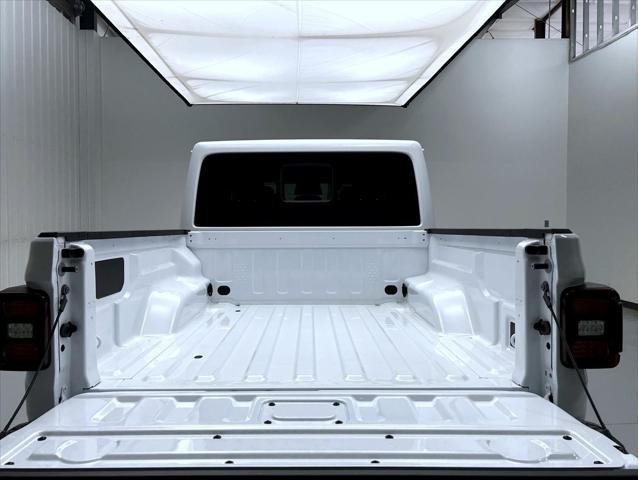 New 2026 Bright White Clear-Coat Exterior Paint Jeep Mojave X image 9