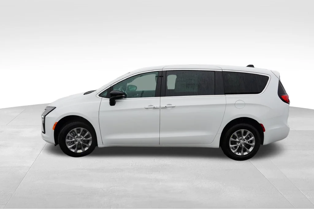 New 2027 Bright White Clear-Coat Paint Chrysler Select image 6