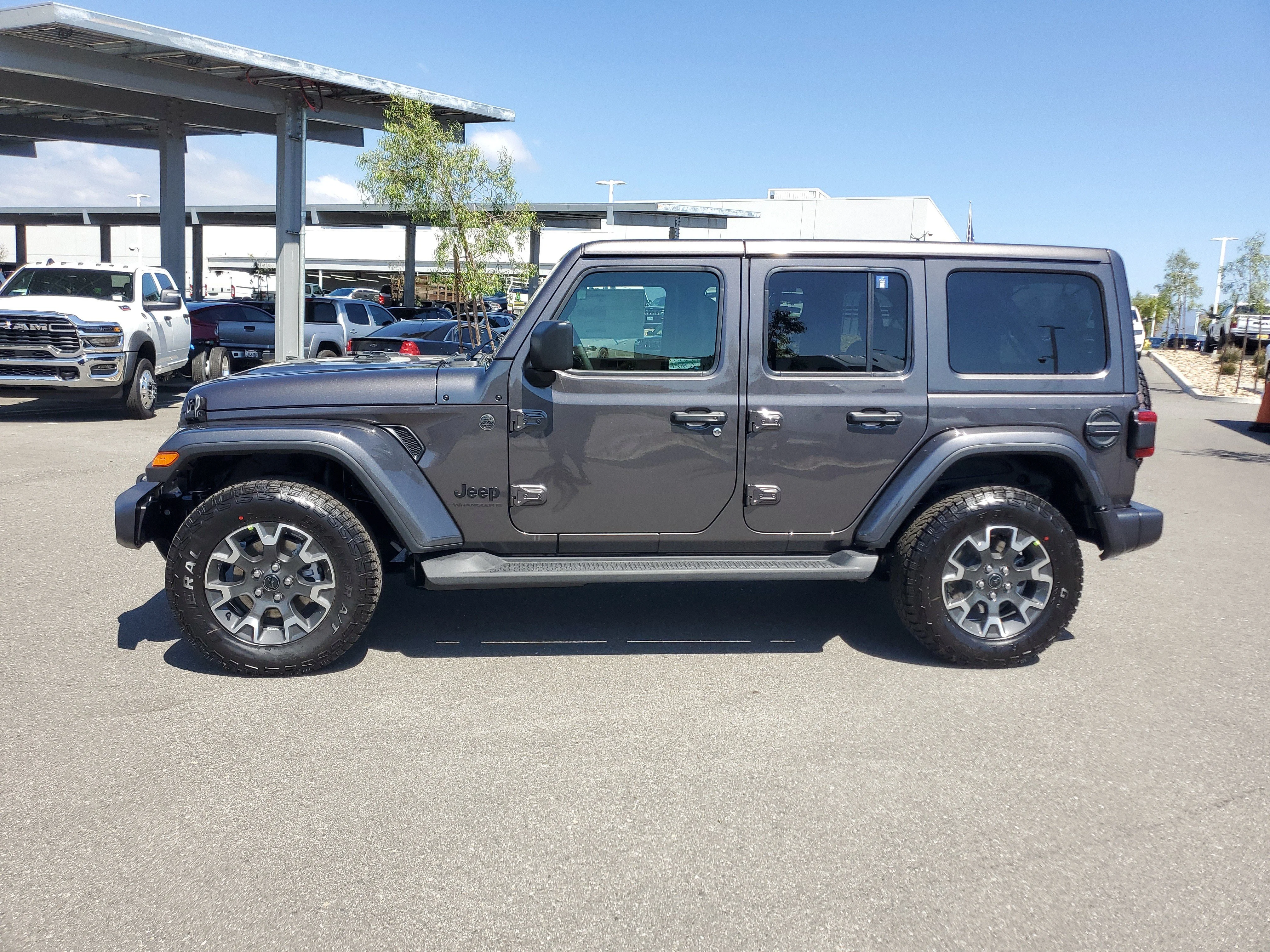 New 2026 Granite Crystal Metallic Clear-Coat Exterior Paint Jeep Sahara image 2