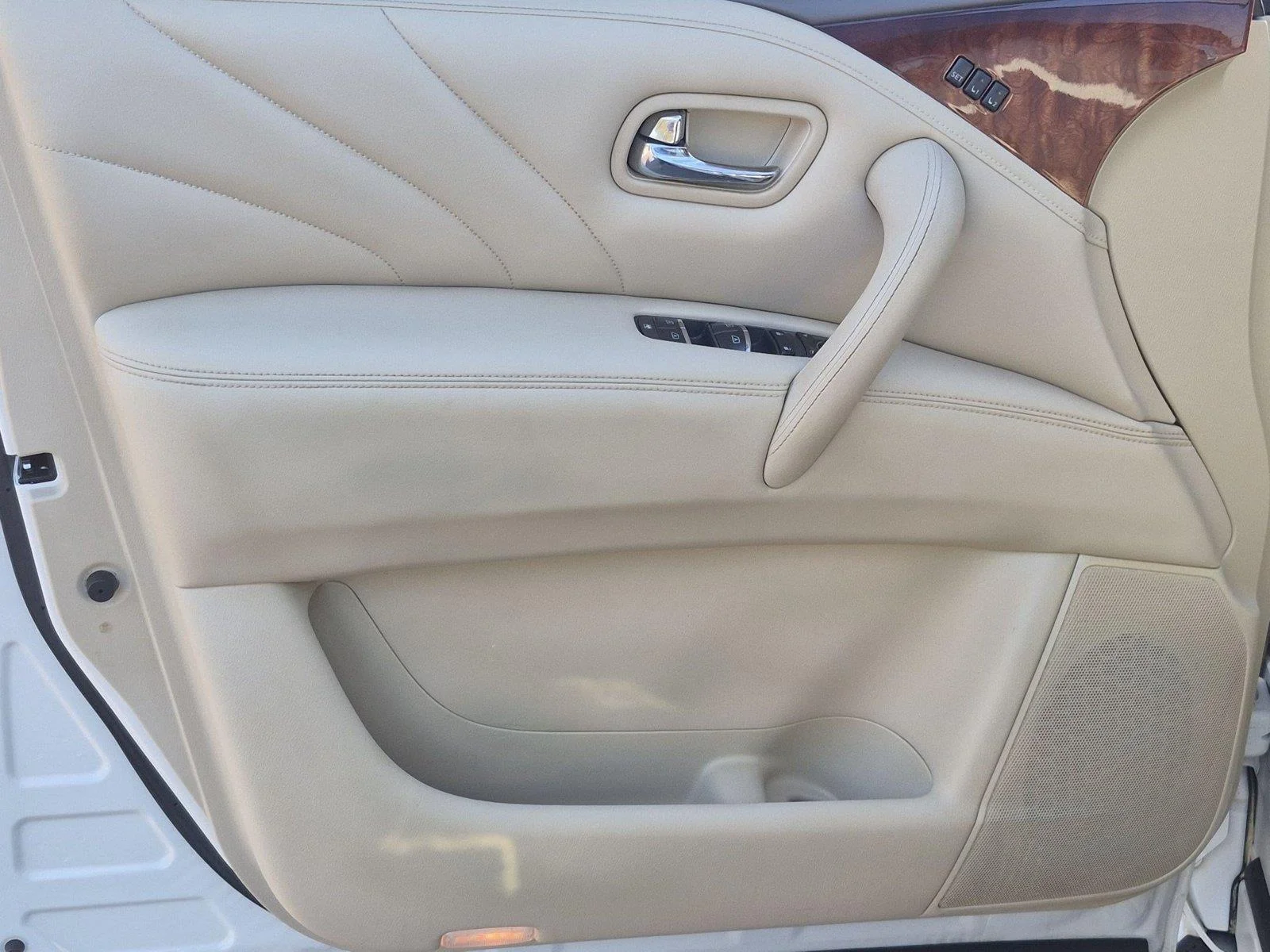 Used 2017 Majestic White INFINITI  image 14
