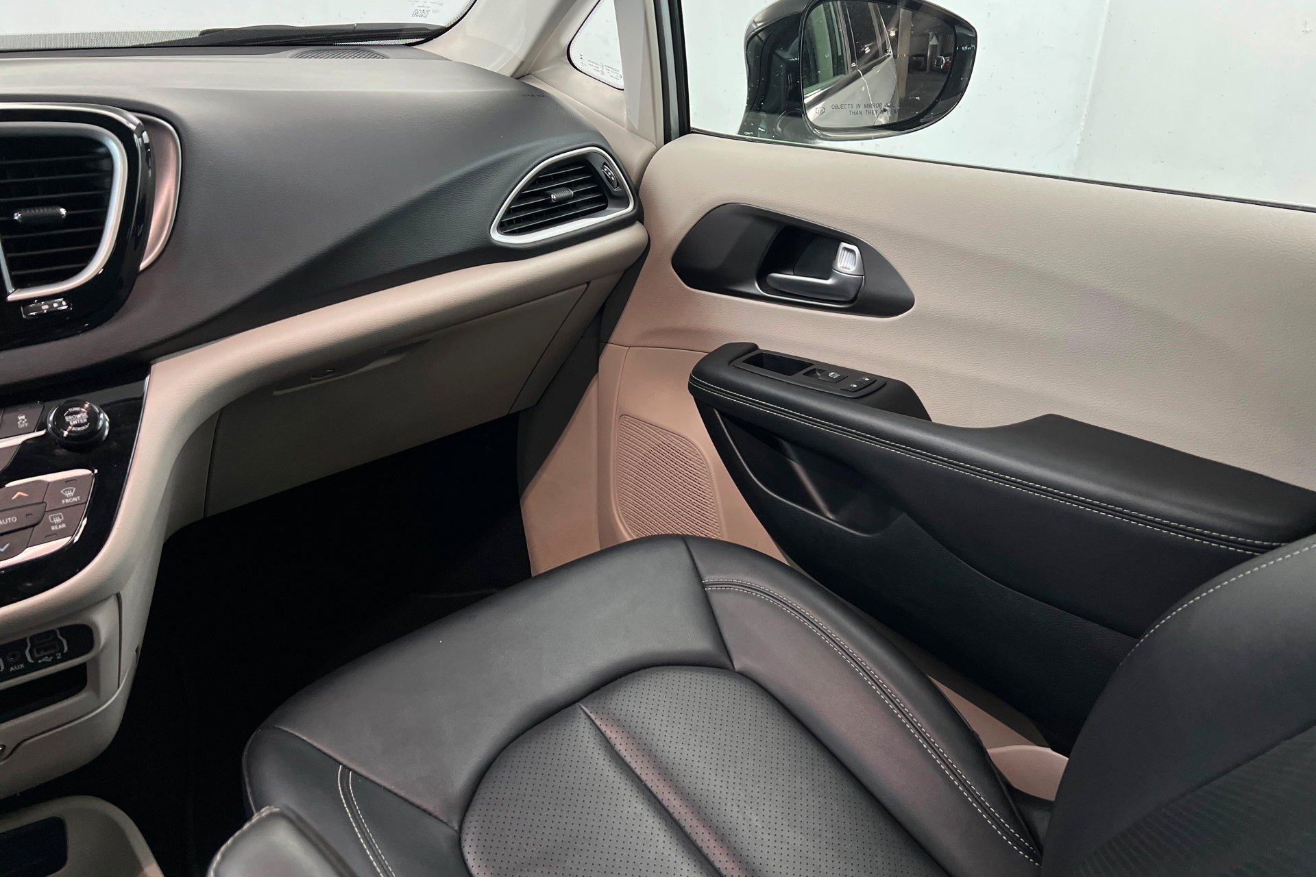 2024 Chrysler Pacifica Touring L - Photo 11