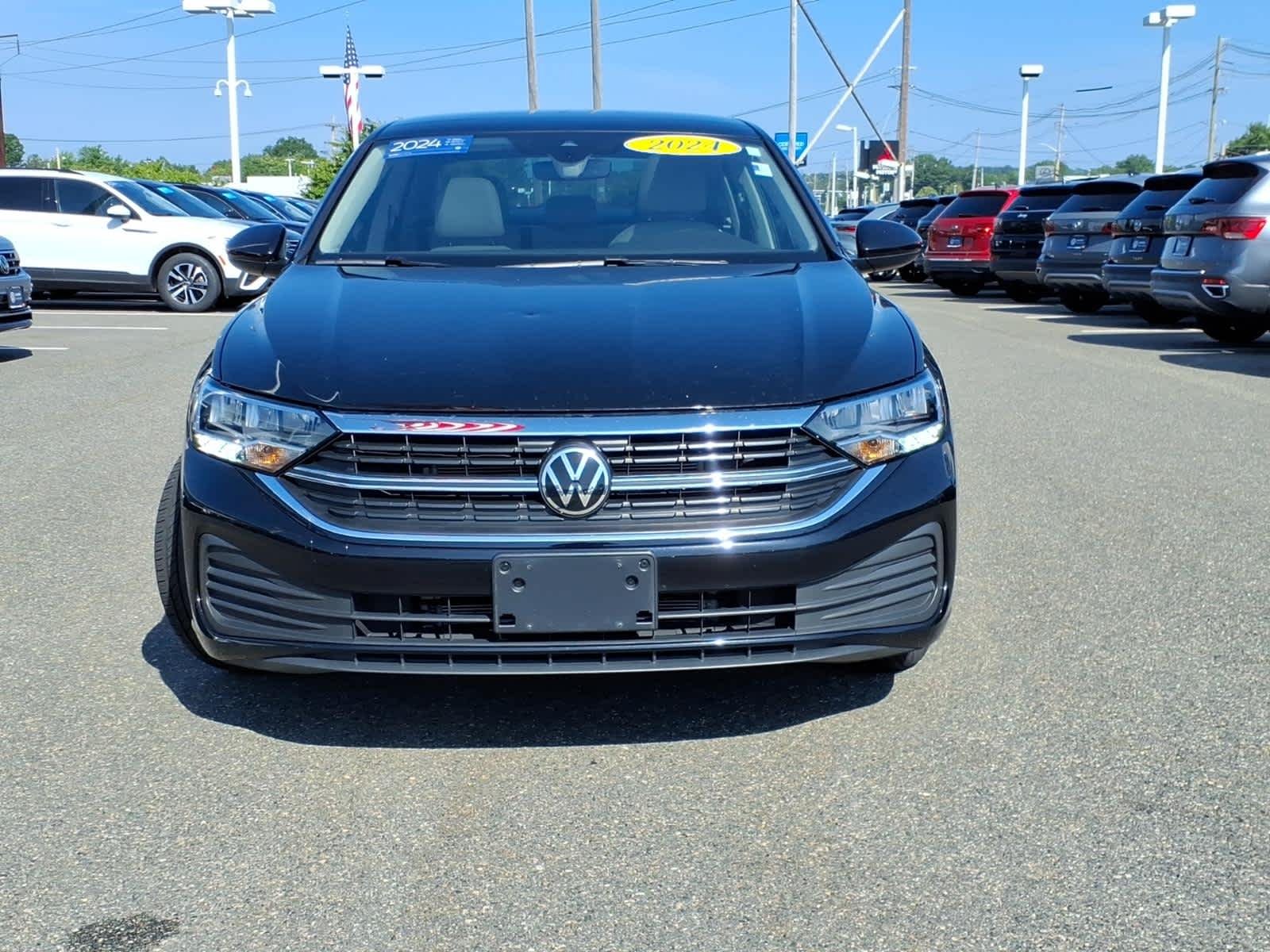 Certified Used 2024 DEEP BLACK PEARL EFFECT Volkswagen SE image 2