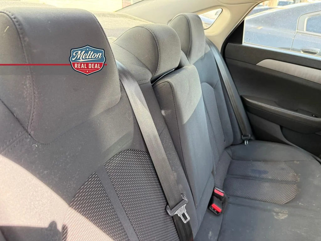 Used 2018 Black Hyundai SE image 13