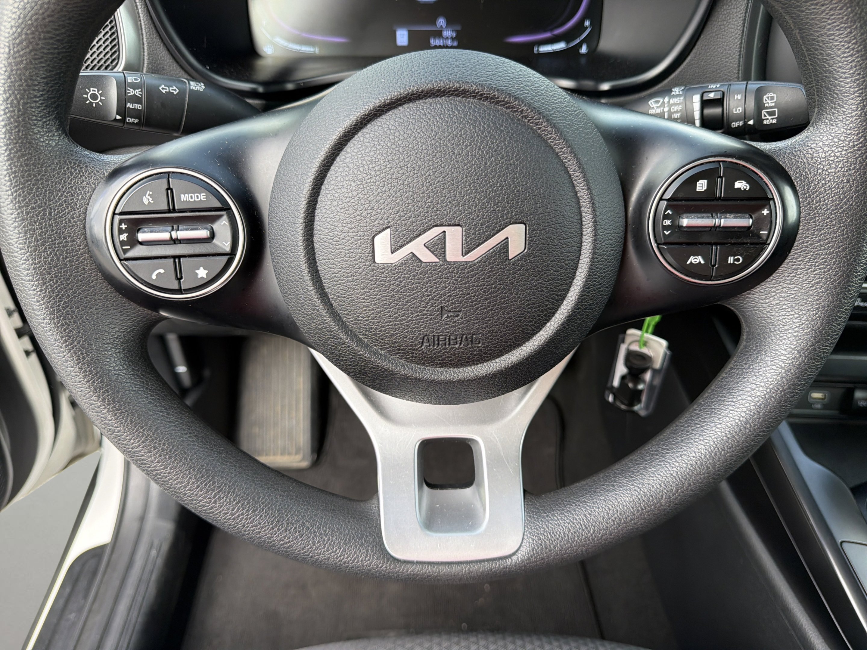 Used 2024 Snow White Pearl Kia LX image 19