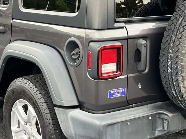Used 2018 Gray Jeep Unlimited Sport S image 5