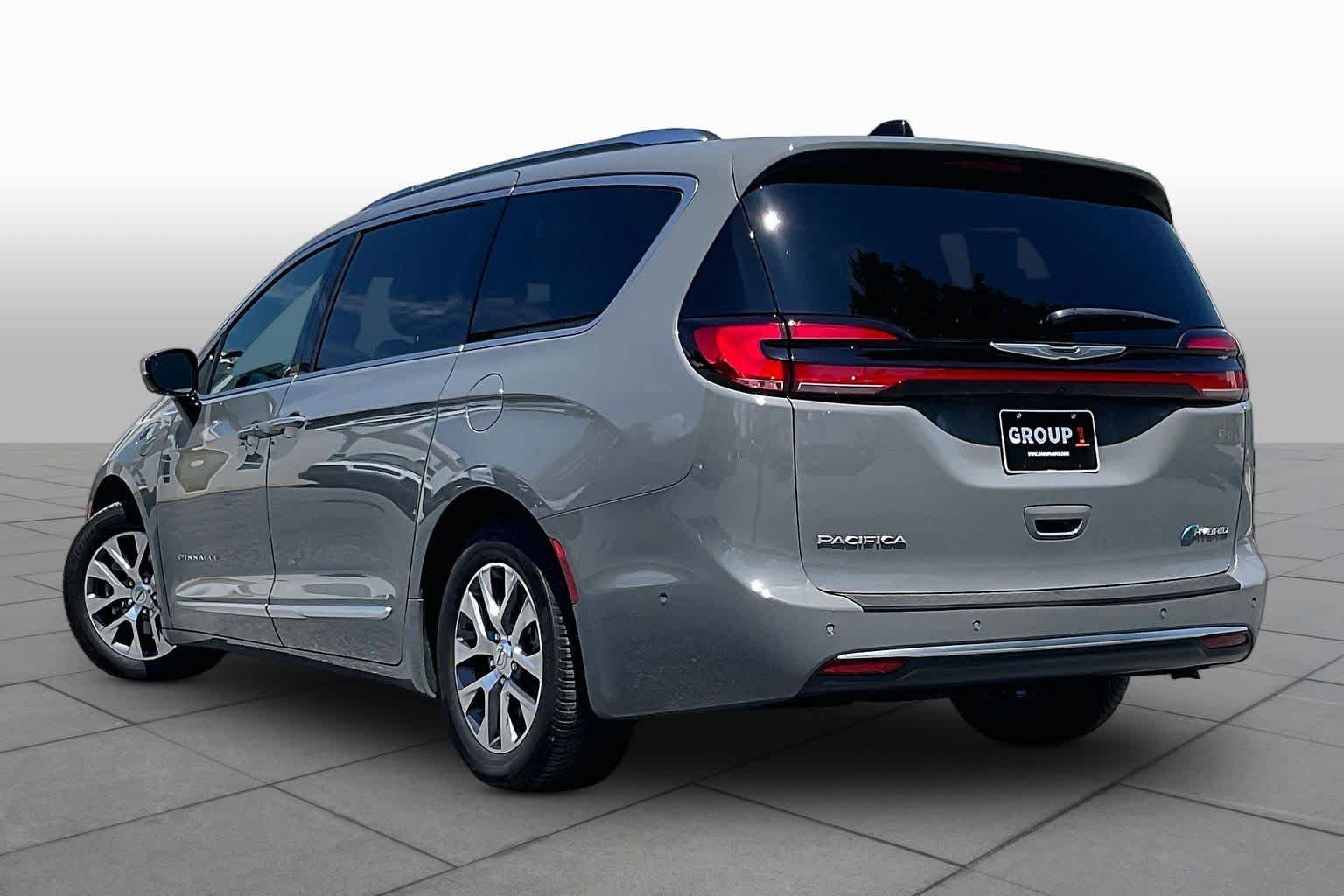Used 2023 Ceramic Gray Clearcoat Chrysler Hybrid Pinnacle image 11