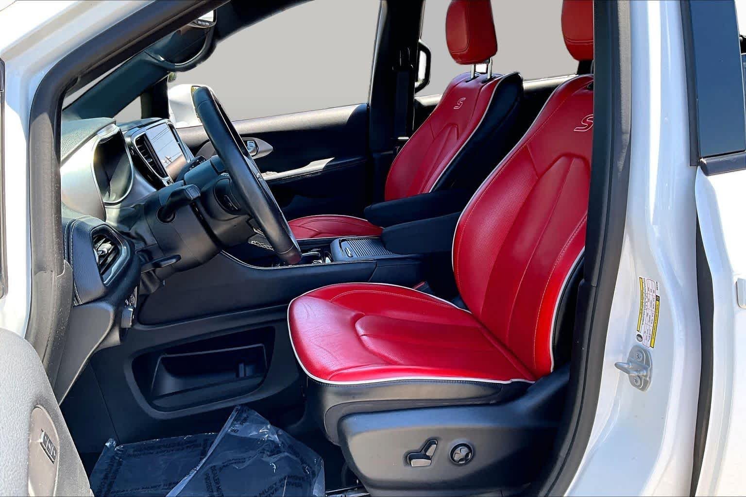 Pre-Owned 2021 Chrysler Pacifica Limited