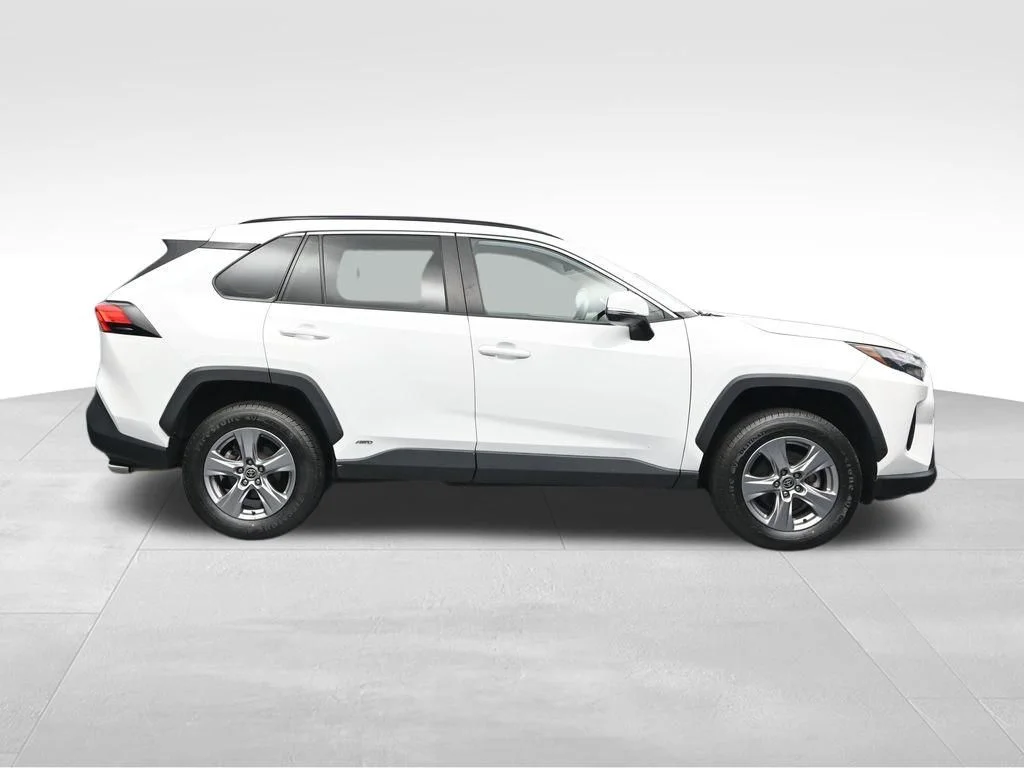 Used 2022 White Toyota XLE image 6
