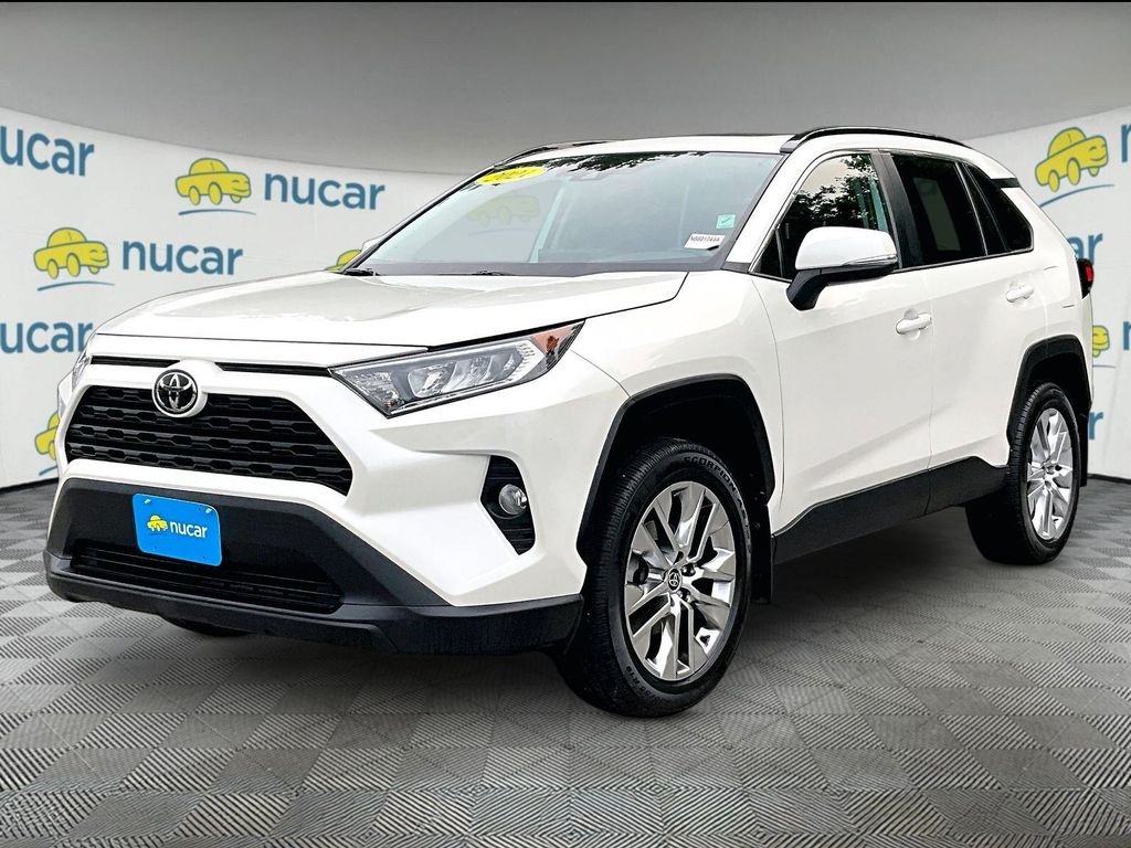 Used 2021 White Toyota XLE Premium image 3