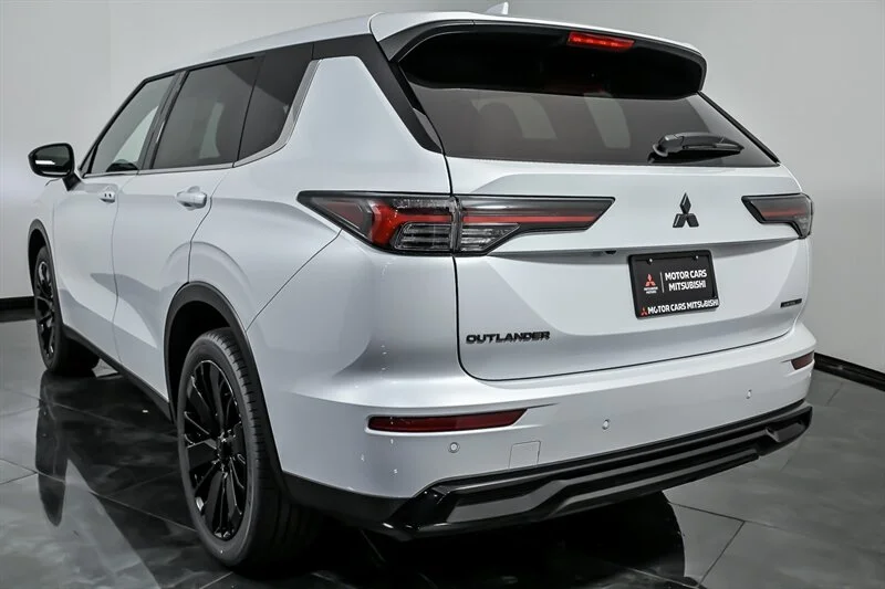 New 2026 White Diamond Mitsubishi LE image 7