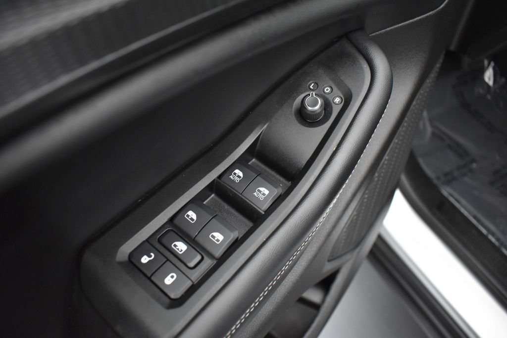 Used 2025 Silver Zynith Jeep Altitude image 6