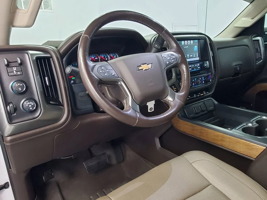 Used 2018 IRIDESCENT PEARL TRICOAT Chevrolet LTZ image 12