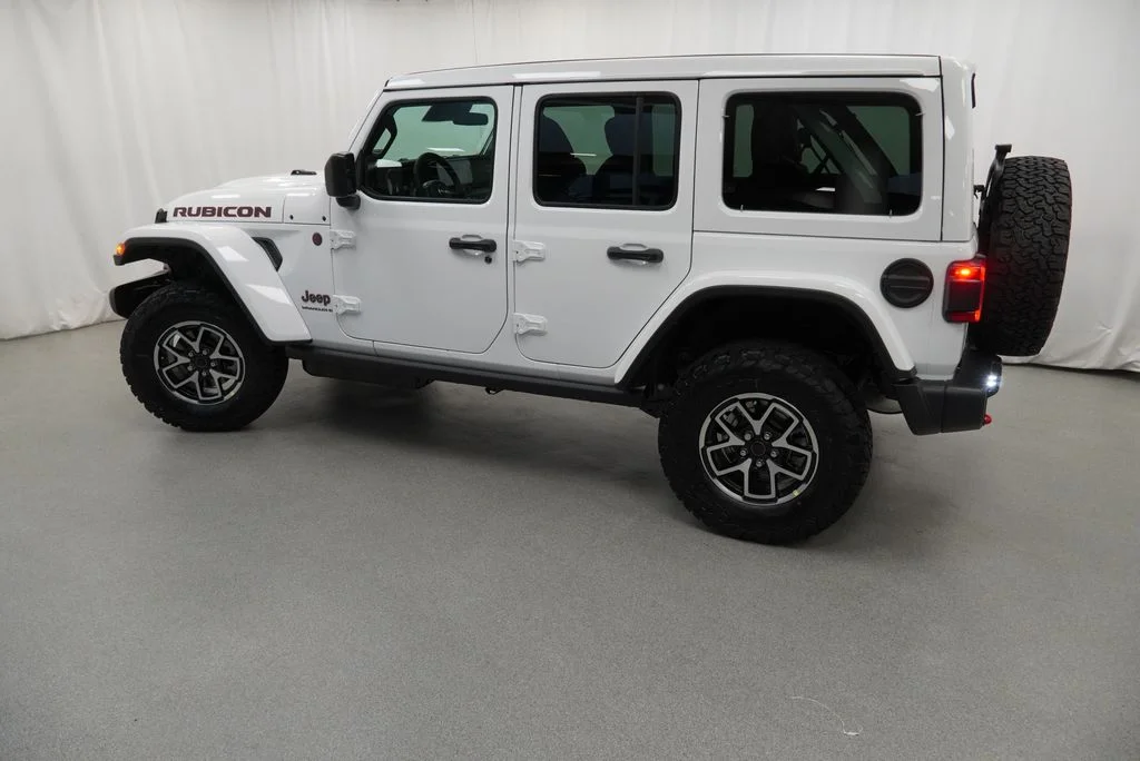 New 2026 Bright White Clear-Coat Exterior Paint Jeep Rubicon image 14