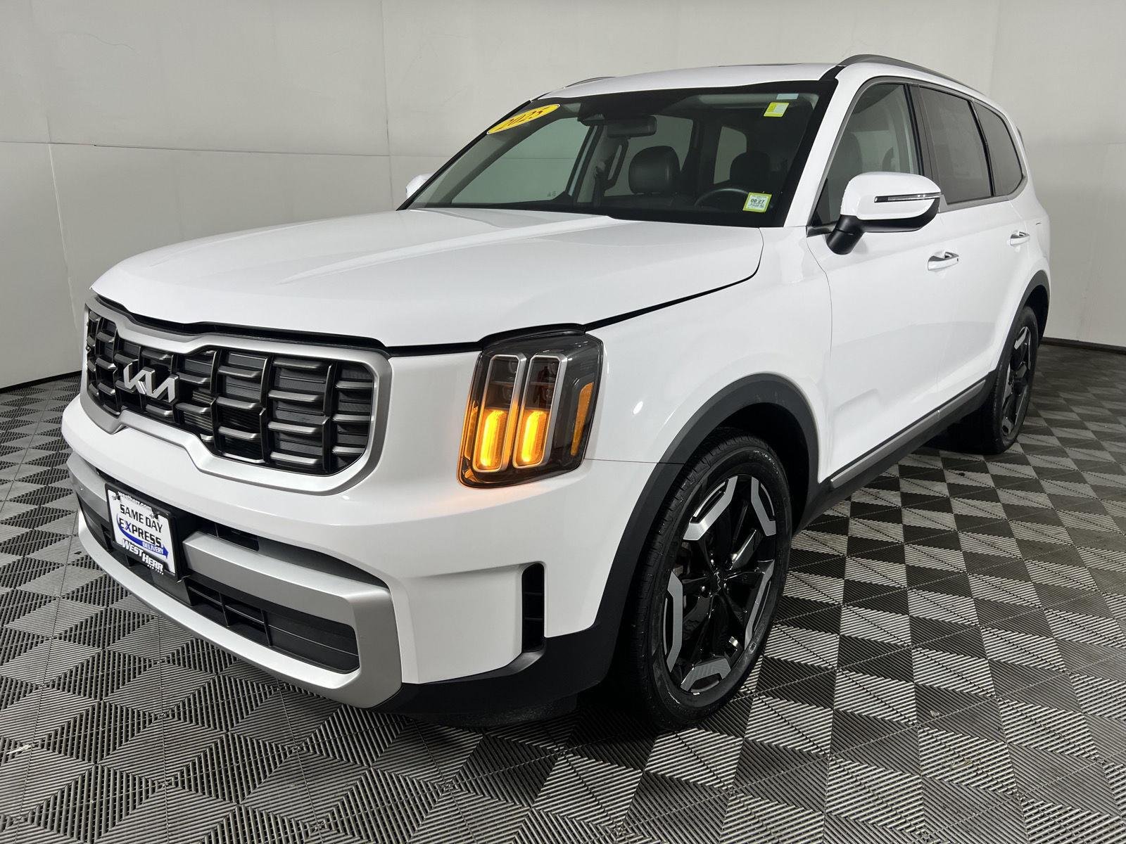 Used 2025 Glacial White Pearl Kia S image 27