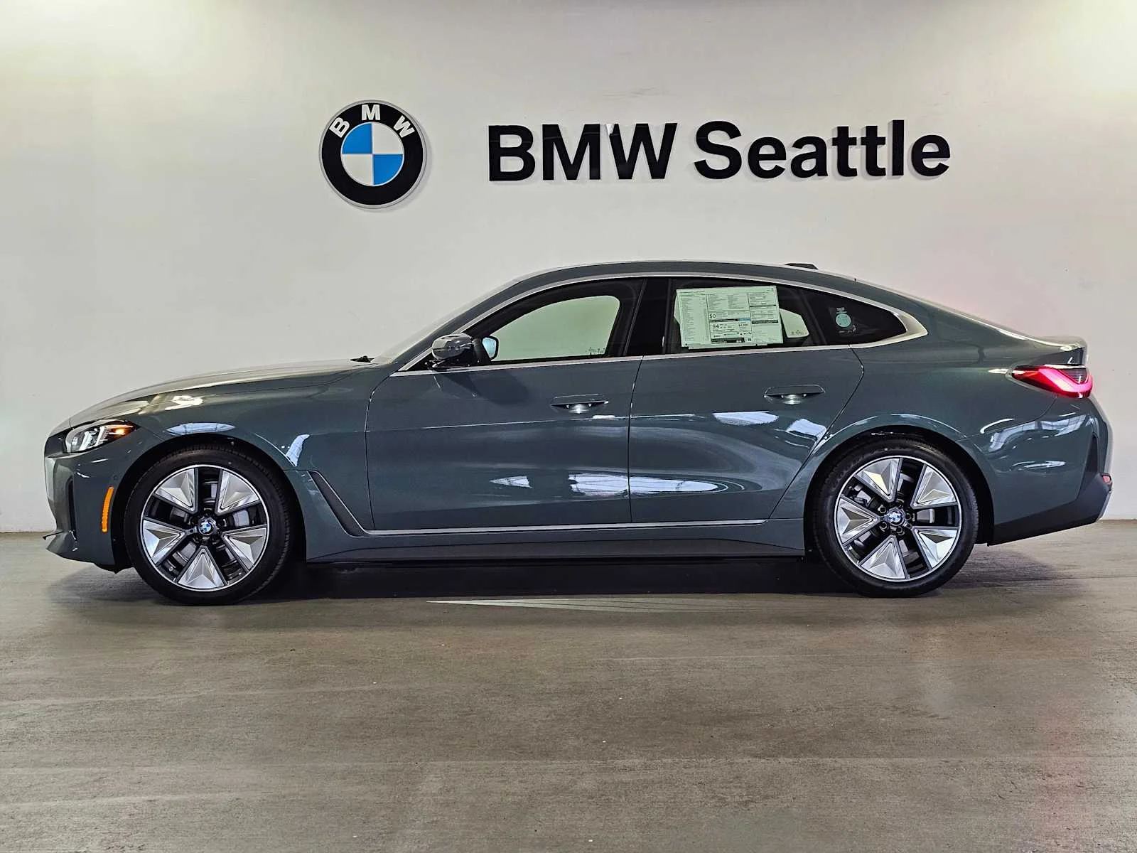 New 2026 Cape York Green Metallic BMW xDrive40 image 3