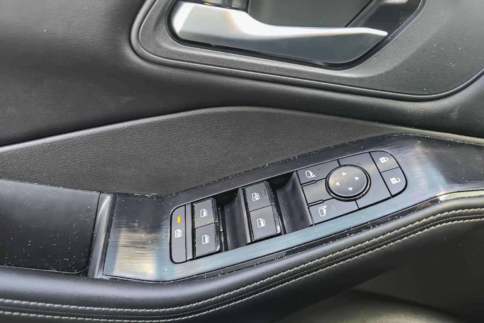 Used 2025 Gray Nissan SV image 9