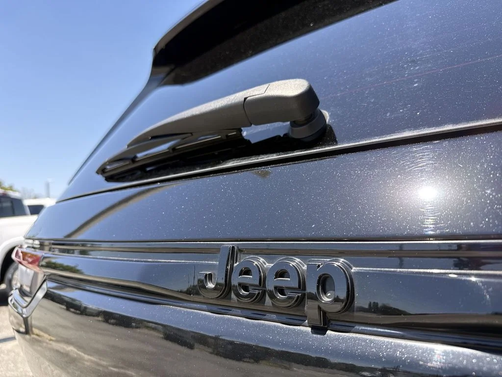 Used 2023 Diamond Black Jeep Altitude X image 5