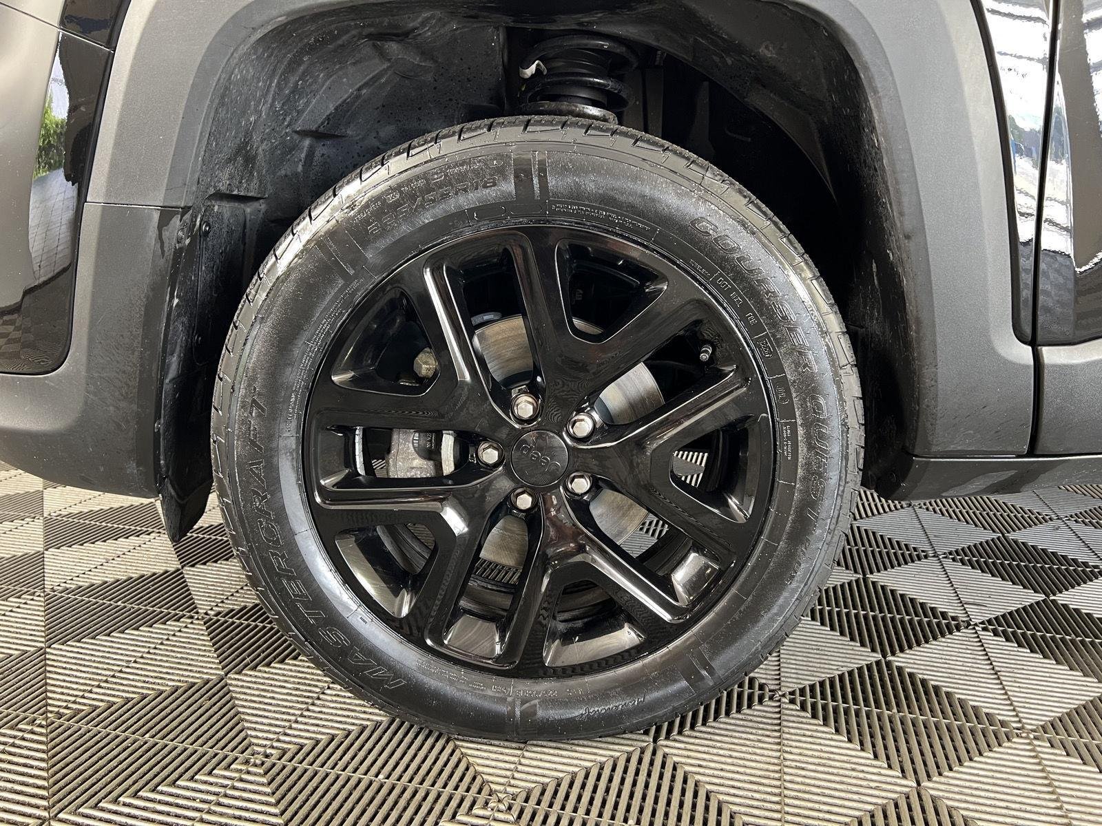 Used 2022 Black Clearcoat Jeep Altitude image 9