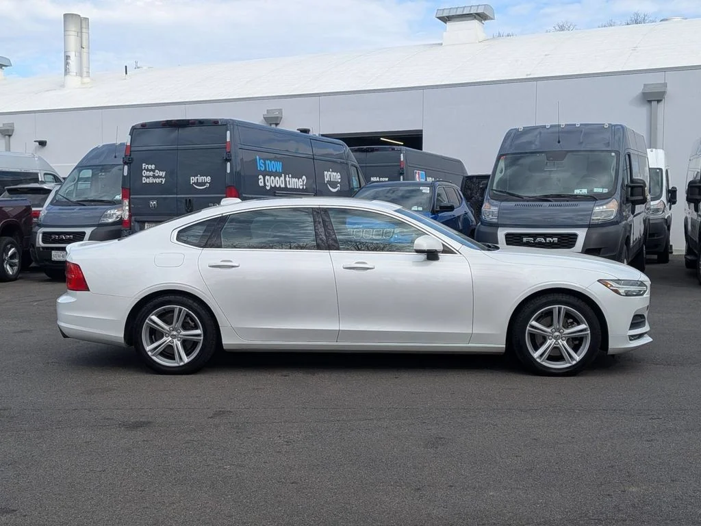 Used 2018 White Volvo T5 Momentum image 2