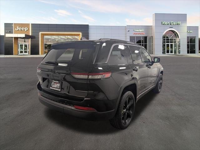 New 2026 Diamond Black Crystal Pearl-Coat Exterior Paint Jeep Limited image 4