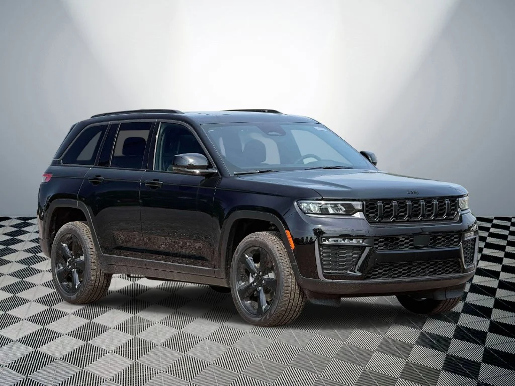 New 2026 Diamond Black Crystal Pearl-Coat Exterior Paint Jeep Limited image 4