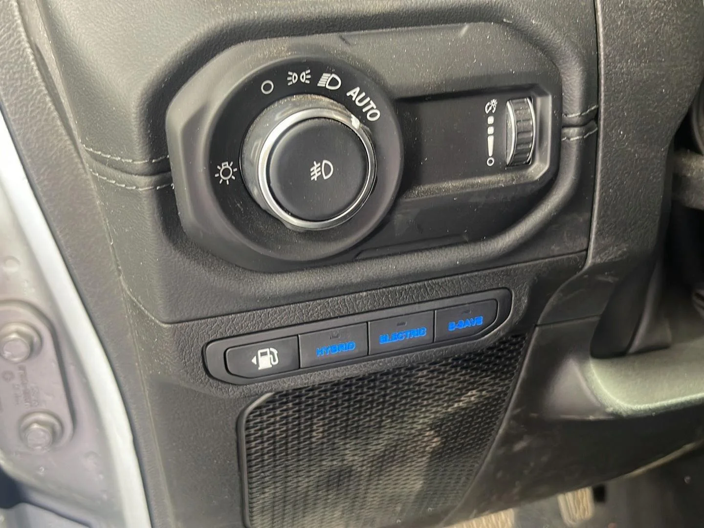 Used 2024 Silver Zynith Clearcoat Jeep High Altitude image 15