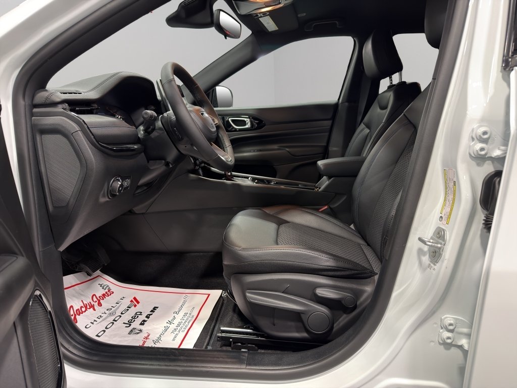 New 2026 Bright White Clear-Coat Exterior Paint Jeep Latitude Altitude image 3